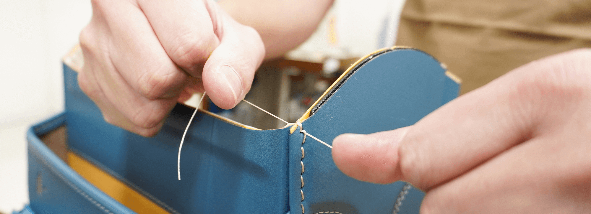 工房でランドセルを修理している様子